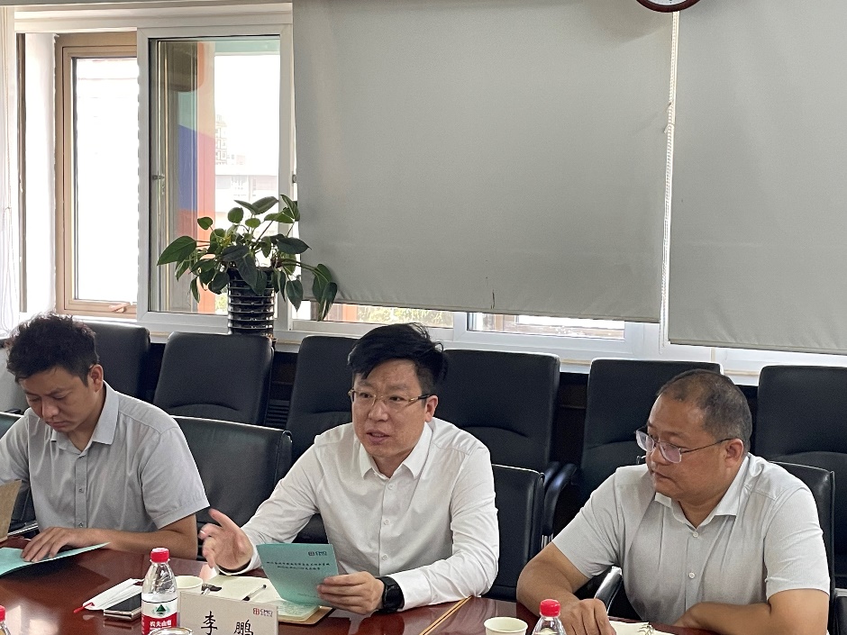 一群人正在用餐聊天

中度可信度描述已自动生成 一群人正在用餐聊天

中度可信度描述已自动生成