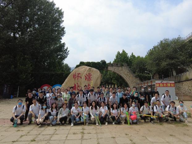 一群人聚集在广场上
描述已自动生成