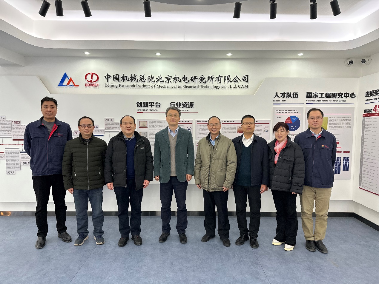 一群人站在一起合影
中度可信度描述已自动生成