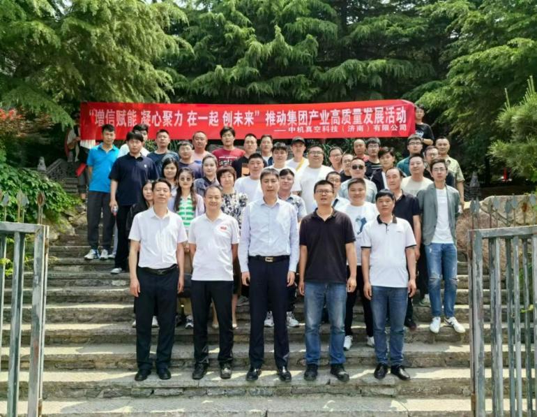 一群人站在围栏旁边