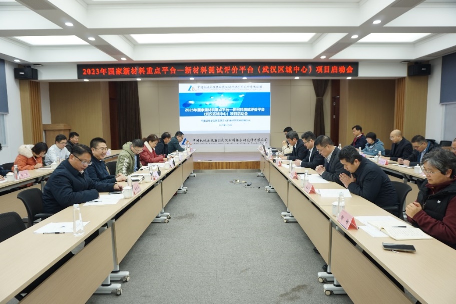 人们在房间里

中度可信度描述已自动生成