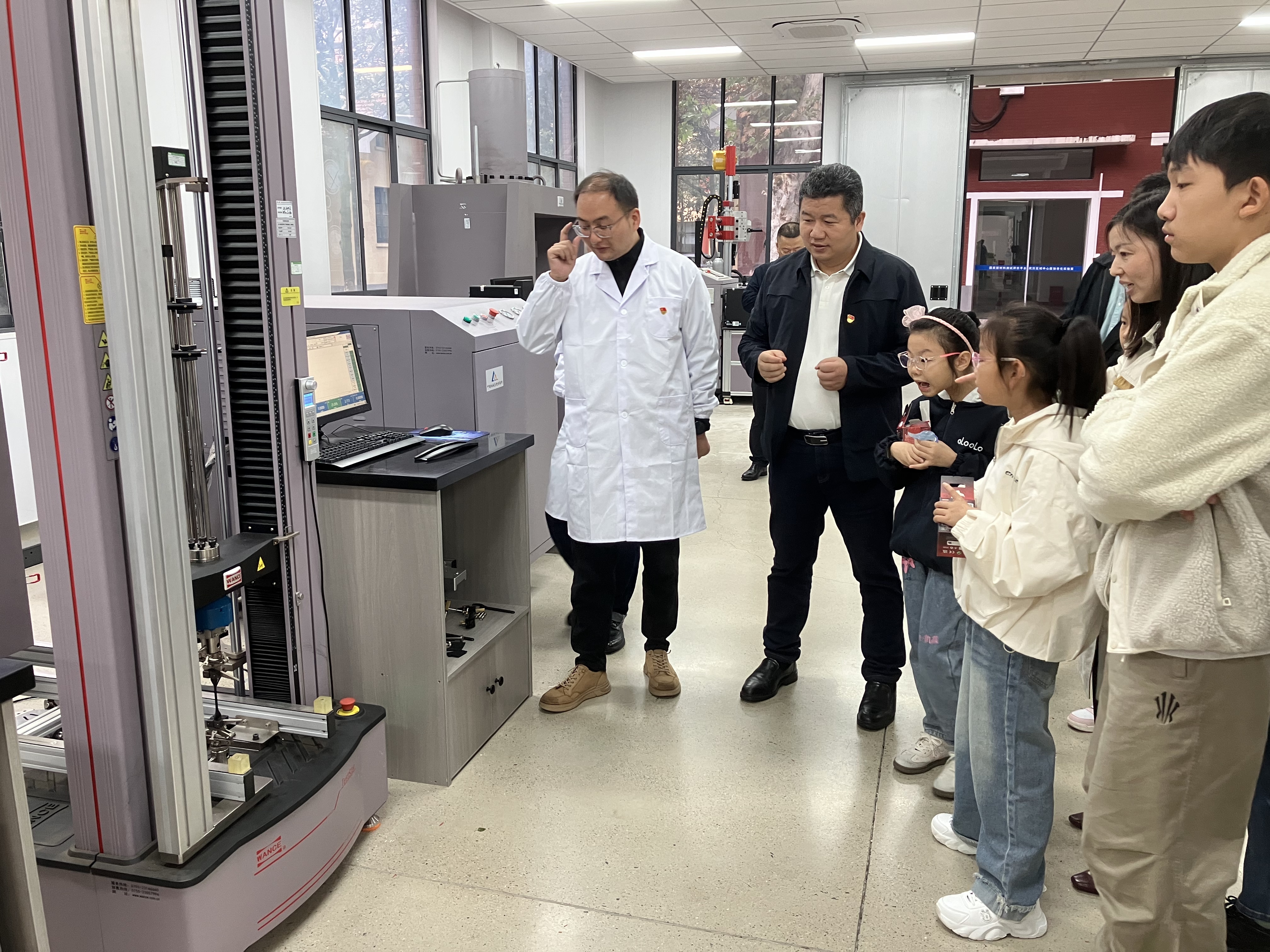 实验室参观1.jpg 实验室参观1.jpg
