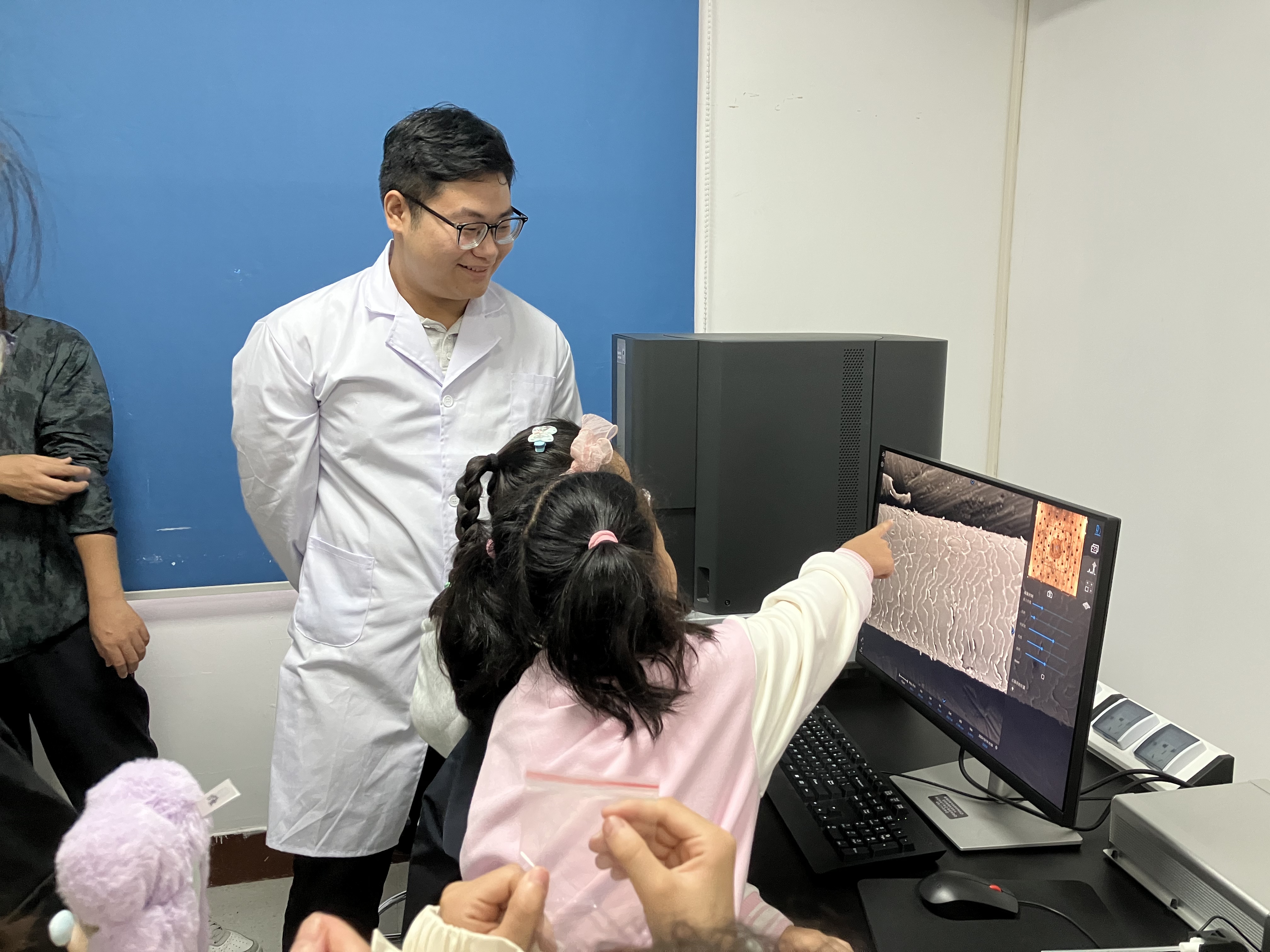 实验室参观5.jpg 实验室参观5.jpg