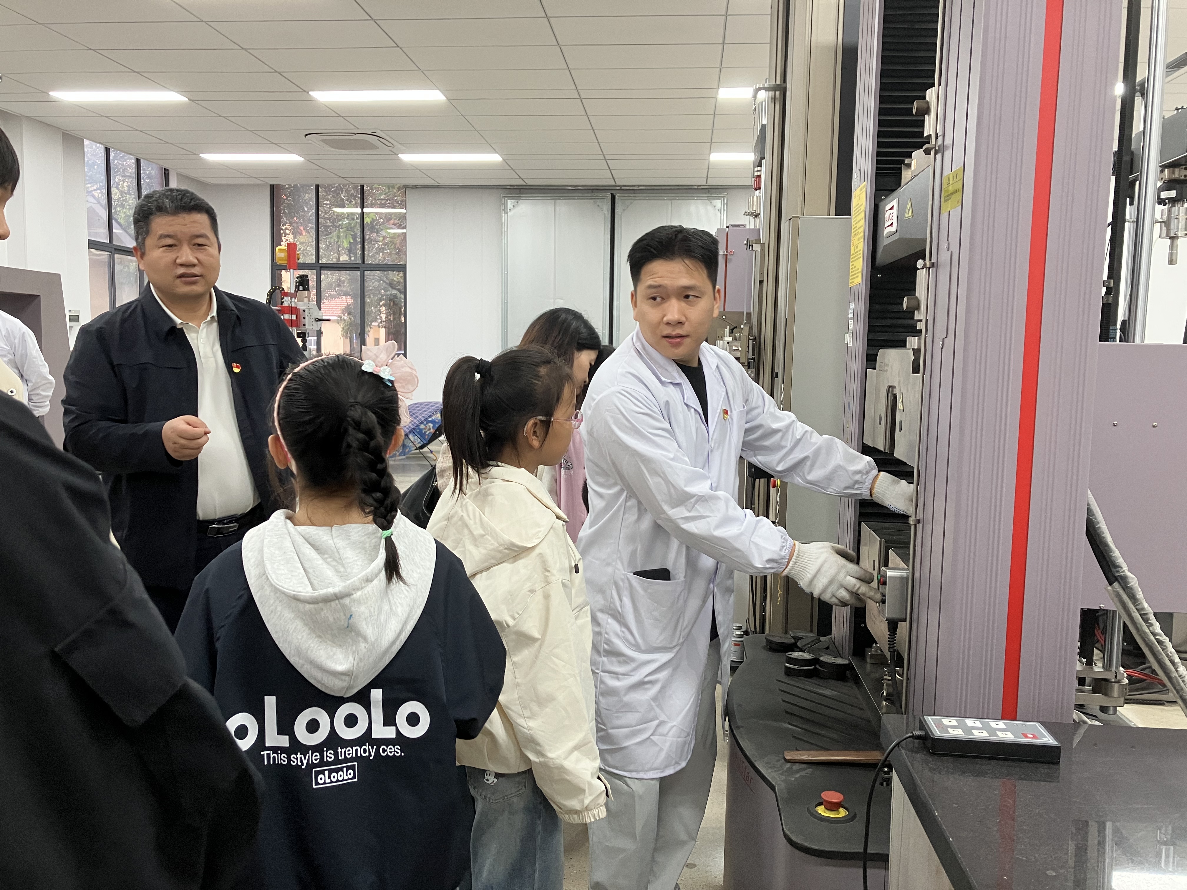 实验室参观2.jpg 实验室参观2.jpg