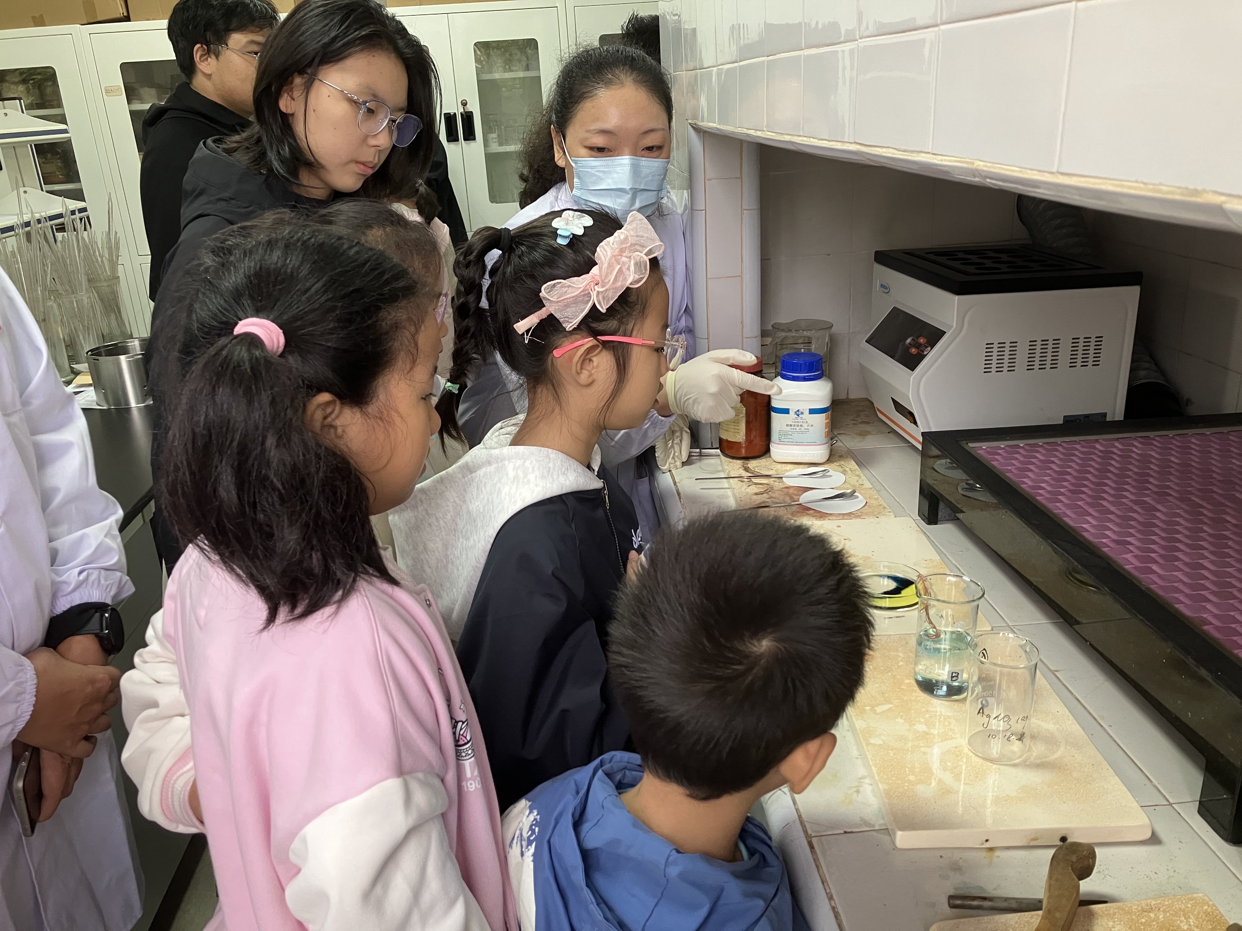 实验室参观4.jpg 实验室参观4.jpg